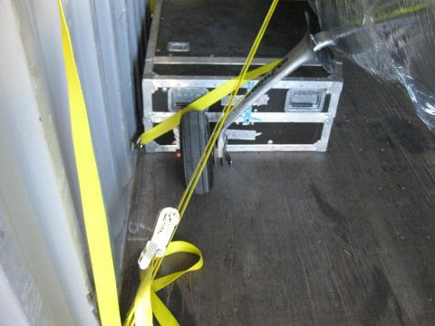 Box in einem Container mit Gurten befestigt