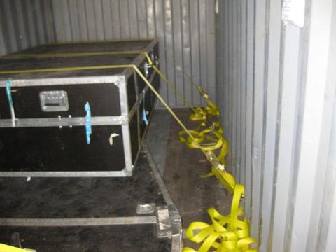 Box in einem Container mit Gurten befestigt